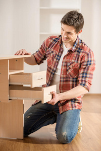 工业服务新视角 从“跪趴JPG工业图片”到高效家具安装与维修